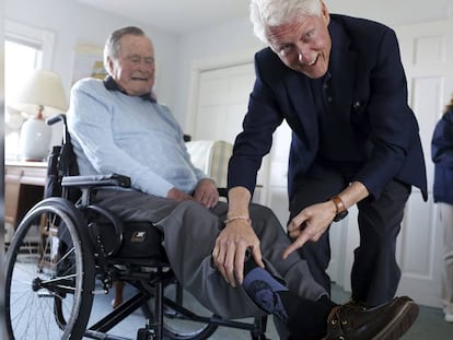 Los expresidentes George HW Bush y Bill Clinton.