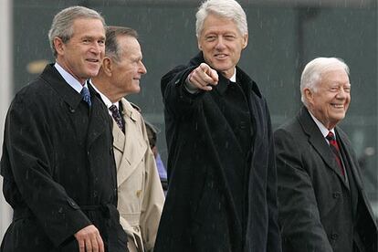 Clinton, en el centro, acompañado por Bush padre e hijo y Jimmy Carter, en la inauguración de la biblioteca.
