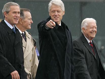 Clinton, en el centro, acompañado por Bush padre e hijo y Jimmy Carter, en la inauguración de la biblioteca.