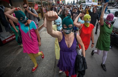 Balaclava Riot.?El pasamonta?as nen adopt una nueva semntica de protesta feminista en verano de 2012 cuando las Pussy Riot, activistas y artistas rusas (en cuyas performances usaban la prenda para pasar desapercibidas) fueron llevadas a juicio y encarceladas tras una actuacin en una iglesia ortodoxa.