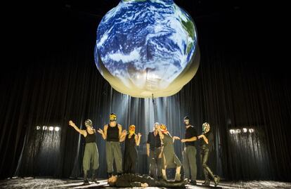 Un momento del montaje de Antígona, en el teatro de La Abadía.