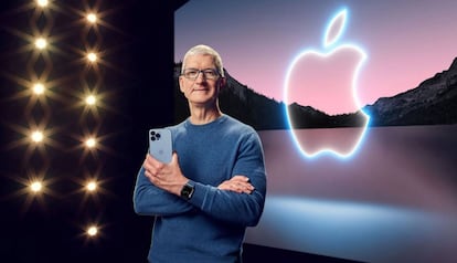 Tim Cook con un nuevo iPhone 13 Pro Max.