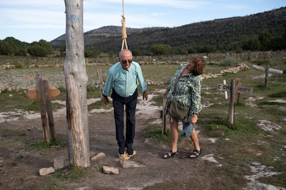 Marciano Retortillo, uno de los visitantes del cementerio de Sad Hill, se toma una foto en el árbol del ahorcado.