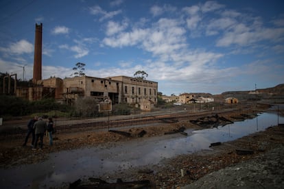 Estación y vías del antiguo ferrocarril minero en Tharsis, Huelva.
