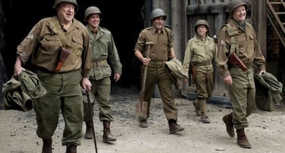 Clooney y su reparto en uno de los fotogramas de 'The Monuments Men'.