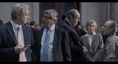 Fotograma de 'Parenostre'. Diàleg de Josep i Jordi Pujol Ferrusola i de Jordi Pujol i Marta Ferrusola a la sortida d'un funeral.