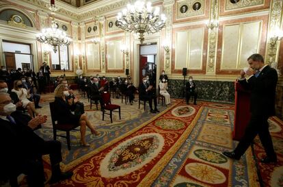 El rey Felipe VI se coloca la mascarilla tras pronunciar su discurso en ell acto que ha rememorado en el Congreso el intento de golpe de Estado hace 40 años.