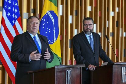 El secretario de Estado de Estados Unidos, Mike Pompeo, y el minstro de Asuntos Exteriores de Brasil, Ernesto Araújo, en una rueda de prensa celebrada en Brasil el 21 de septiembre.