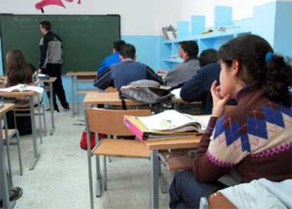 Un profesor imparte clase en el colegio Antonio Gala de Dos Hermanas, Sevilla.