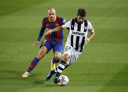 Braithwaite del Barça y Coke del Levante durante el partido.