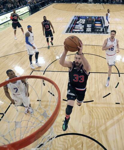 Marc Gasol lanza la pelota en presencia de su hermano, Gasol.