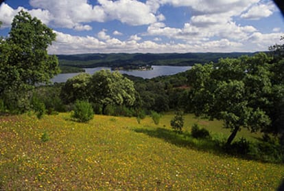 Embalse del Retortillo, en la sierra de Hornachuelos (Córdoba), en uno de los tres parques naturales que aportan superficie a las 425.000 hectáreas del corredor de dehesas de Sierra Morena.