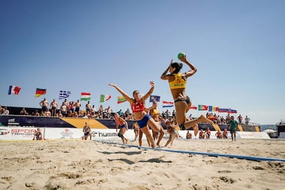 El equipo de balonmano noruego, jugando contra España en mallas.