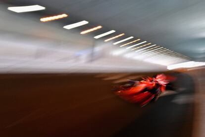 El alemán Sebastian Vettel, piloto de Ferrari, conduce durante la primera sesión de entrenamientos libres en el Circuito de Mónaco, en Montecarlo (Mónaco).