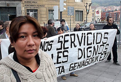 María N. Suárez, ayer en un acto de protesta frente a las oficinas del Ayuntamiento.