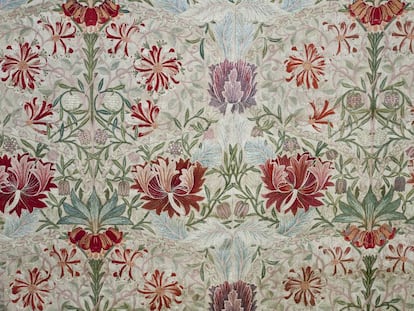 Tejido Honeysuckle [Madreselva], de William Morris, de 1880 elaborado en tela de lino estampada y bordada con seda por Jane y Jenny Morris.