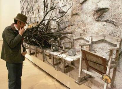 Un hombre contempla en el Guggenheim una obra de Kiefer