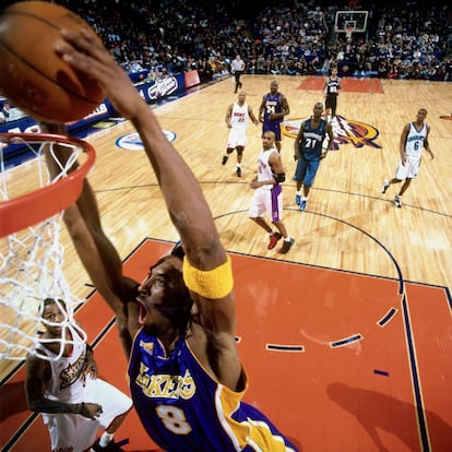 Donqueo de Kobe Bryant (8) en la conferencia Este, durante el partido de las Estrellas de la NBA del 2000, en la Arena en Oakland, el 13 de febrero del 2000, en Oakland, California.