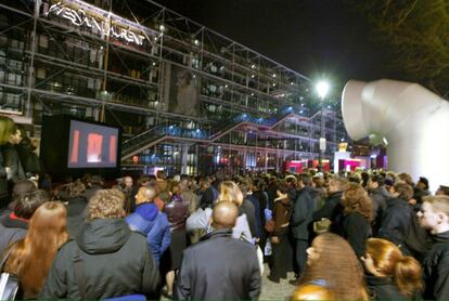 Si el desfile causó sensación entre los invitados, los parisinos no quisieron perdérselo. En el exterior del Pompidou se instalaron pantallas gigantes donde miles de personas siguieron la despedida del diseñador.