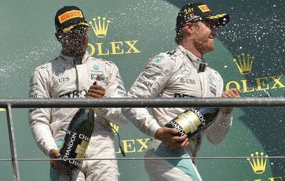 Rosberg y Hamilton en el podio de Spa.