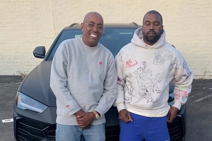 John Monopoly y Kanye West posan junto al generoso regalo de cumpleaños.