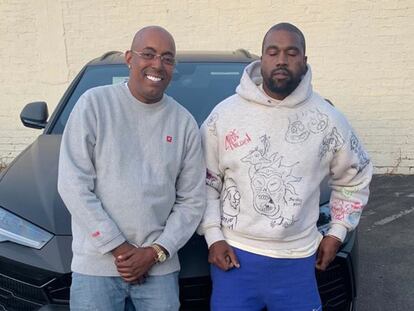 John Monopoly y Kanye West posan junto al generoso regalo de cumpleaños.