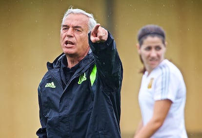 Ignacio Quereda, durante un entrenamiento en la Copa Mundial Femenina de 2015 en Montreal (Canadá).