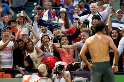 Espectadores intentan coger una toalla del tenista Rafa Nadal, tras un partido en Florida, Miami (EE UU).