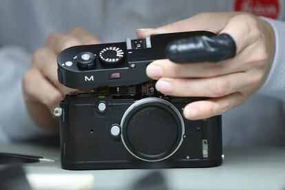 Un técnico trabaja en el ensambladura de una cámara Leica de la serie M (del alemán 'Meßsucher', equivalente a 'telemétrica'). Leica fue la primera cámara compacta de 35 mm, desarrollada en los años 20 por el ingeniero Oskar Barnack para la empresa del óptico Ernst Leitz.