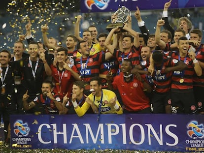 Los jugadores del Western Sidney australiano levantan el título de la AFC Champions League en 2014.