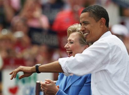 Barack Obama y Hillary Clinton, en su primer mitin conjunto de la campaña presidencial el pasado junio en Unity (New Hampshire).