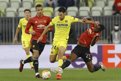 Alfonso Pedraza y Aaron Wan-Bissaka luchan por el balón.