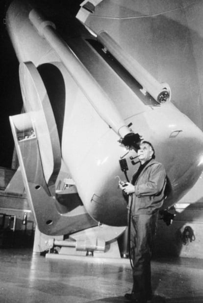 Edwin Hubble, observando el cielo en Monte Palomar (California).