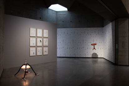 En primer término, 'Araña magnética' (2024) de Mercedes Azpilicueta, en colaboración con Mika Perlmutter. A la izquierda, 'Alegorías guarras' (2024) y, al fondo, 'El huevo cósmico I' (2024), en colaboración con Katharina Kasinge.