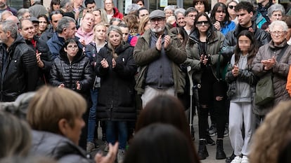 Vecinos de Sallent aplaudían el miércoles tras el minuto de silencio en recuerdo a las dos hermanas. 