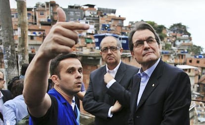 Artur Mas y Felip Puig, ayer en la favela Cantalado de Río de Janeiro.