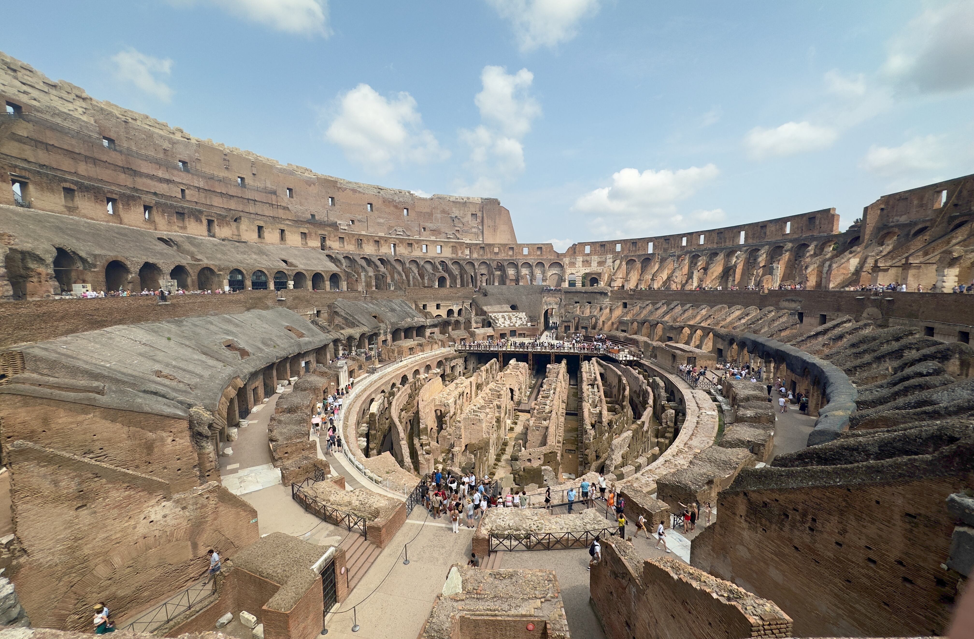 Visitantes en el Coliseo de Roma (Italia).