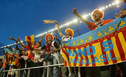 Hinchas del Valencia celebran la victoria en las gradas del estadio.