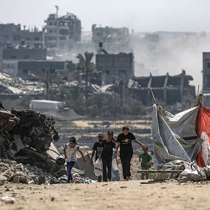GAZA CITY (---), 30/08/2025.- Internally displaced Palestinians move to an other location during a military operation in the east of Al Sheikh Redwan neighbourhood in Gaza City, 30 August 2025. According to an UNRWA Situation Report published on 22 August, 86.3 per cent of the Gaza Strip remains within the Israeli-militarized zone, under displacement orders, or where these overlap. EFE/EPA/MOHAMMED SABER
