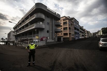 Un guardia civil custodia el 27 de octubre una de las calles de la localidad de Puerto Naos (Los Llanos de Aridane), centro turístico evacuado desde el 19 de septiembre.