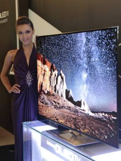 Una modelo presenta un televisor Samsung. EFE/Archivo