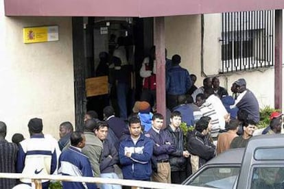 Solicitantes de asilo político hacen cola en la oficina de extranjería de Ceuta.