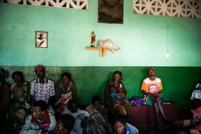 Un grupo de pacientes espera a recibir tratamiento en un clínica de Tsihombe.