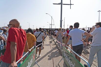 Varias personas esperan cola para recoger sus entradas en el festival Sonorama Ribera, que regresa este fin de semana a Aranda de Duero (Burgos) tras la cancelación del año pasado.