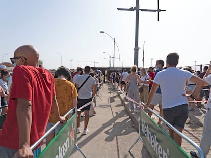 Varias personas esperan cola para recoger sus entradas en el festival Sonorama Ribera, que regresa este fin de semana a Aranda de Duero (Burgos) tras la cancelación del año pasado.