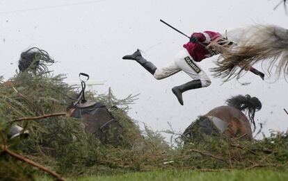 Imagem ganhadora da categoria 'Esportes', do fotógrafo do The guardian Tom Jerkins. Mostra o momento em que a atleta Nina Carnberry cai do cavalo durante uma competição no Grand National Meeting, em 9 de abril de 2016, em Liverpool (Reino Unido).