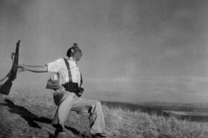 ‘O miliciano ferido’, em Cerro Muriano, Córdoba. A fotografia de Robert Capa, feita em 5 de setembro de 1936, transformou-se num ícone que retrata a Guerra Civil Espanhola por ser capaz de mostrar a morte ‘ao vivo’.