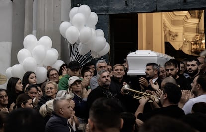 Funeral en el barrio de Sanità, en Nápoles, de Emanuele Tufano, un chico de 15 años muerto por un disparo la semana pasada.