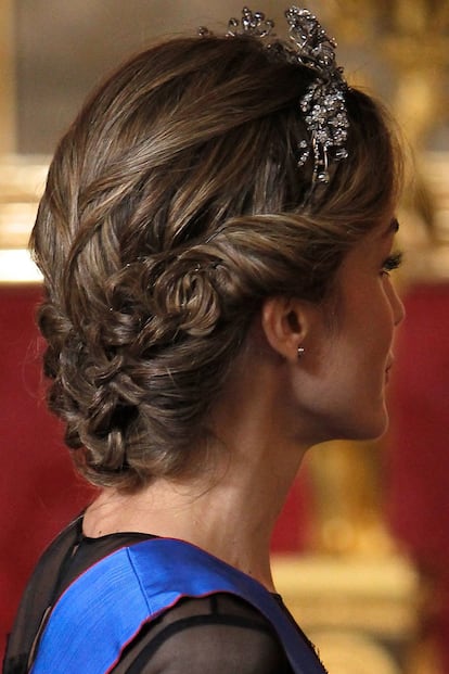 En una cena de gala con la presidenta de Chile, Michelle Bachelet, apostó por este recogido que combinó con tiara.