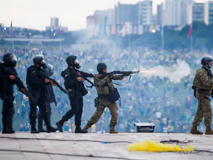 Policías antidisturbios repliegan a los manifestantes a las afueras del Palacio de Planalto, el 8 de enero de 2023, en Brasilia.